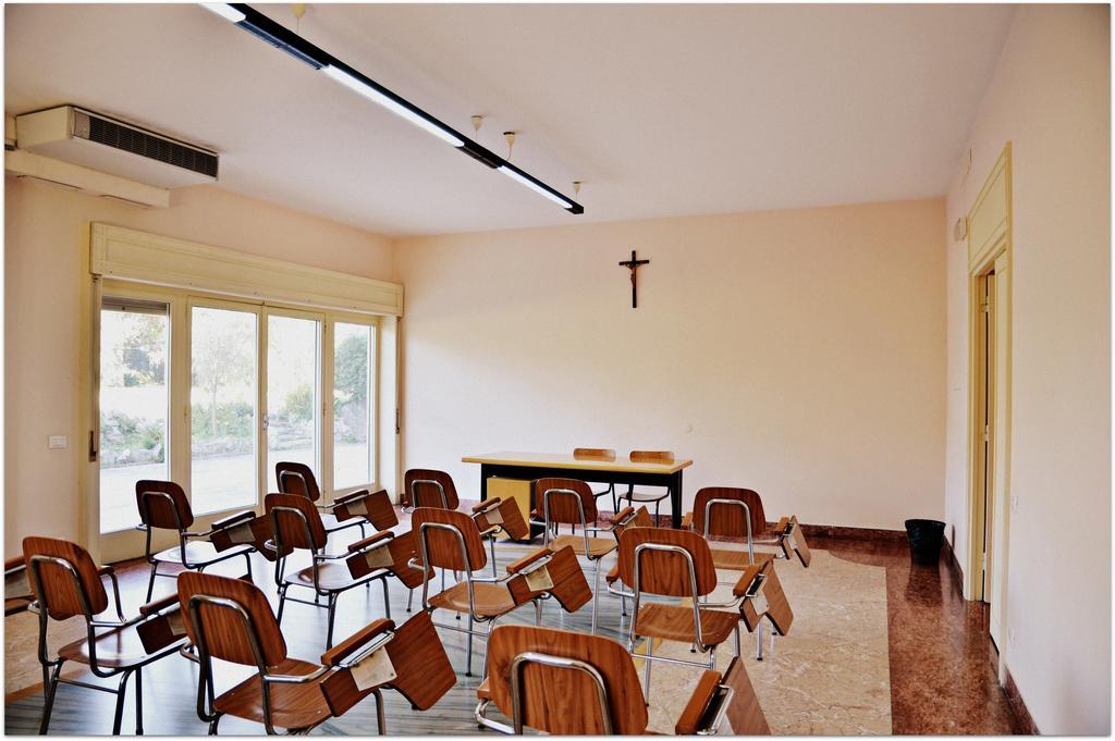 Alojamento de Acomodação e Pequeno-almoço Casa Per Ferie Cardinal G. Guarino *